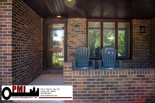 Building Photo - 3 Bedroom and 2 bathroom Colonial Hills House for rent!