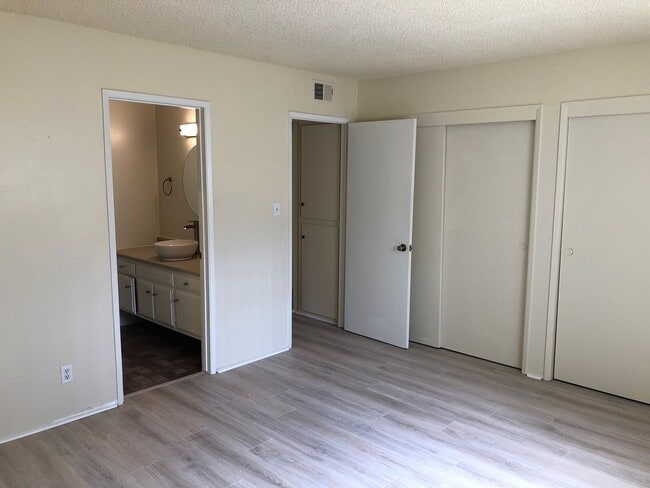 Building Photo - 947-949 Sand Ct
