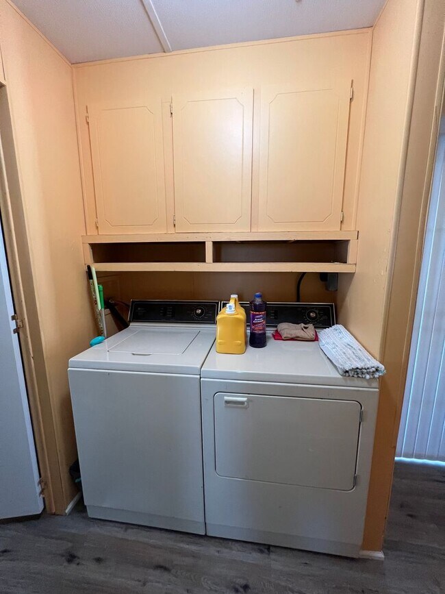 Building Photo - FURNISHED WINTER RETREAT!