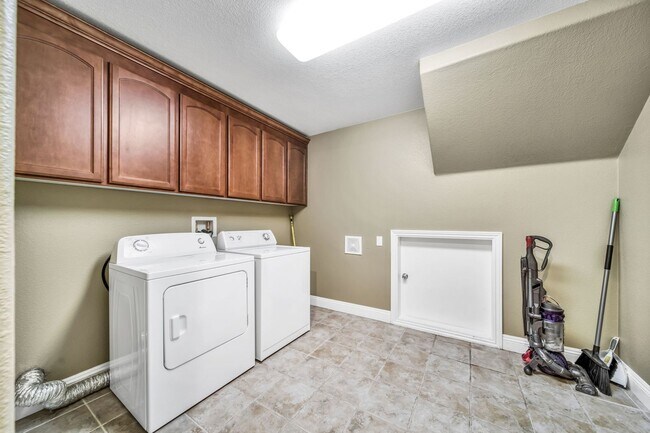 Building Photo - 3-Bedroom Townhome for Rent in Fremont!