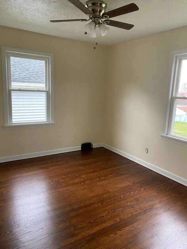 Building Photo - 115 S Beverly Ave