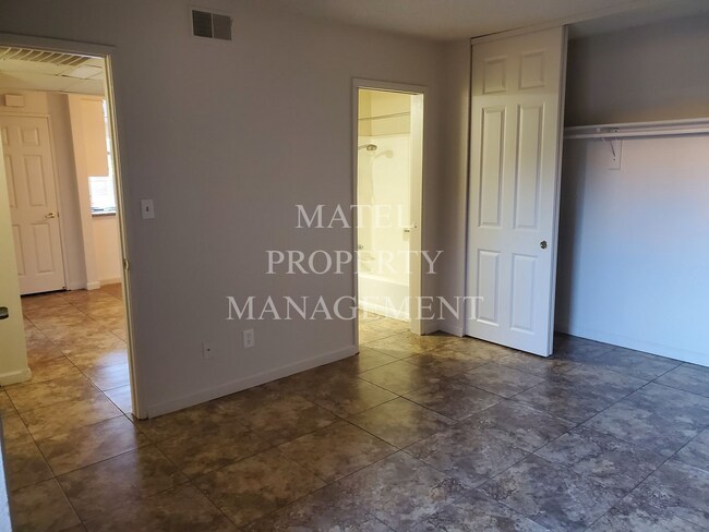 Building Photo - FLO1313