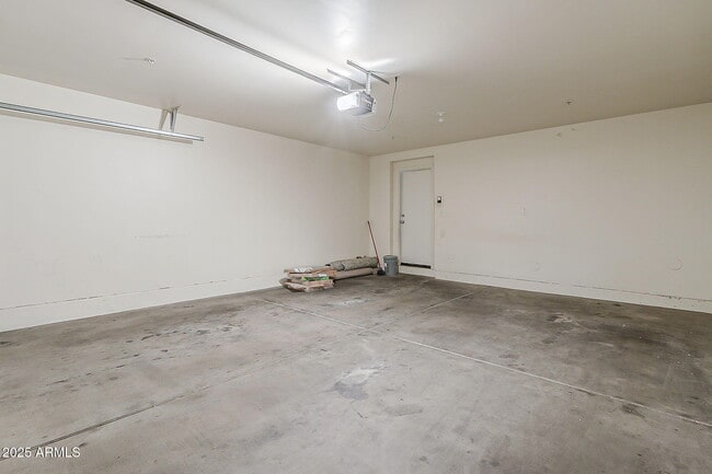 Building Photo - 3022 E Donner Dr