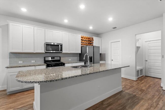 Building Photo - 7106 Silver Star Ln
