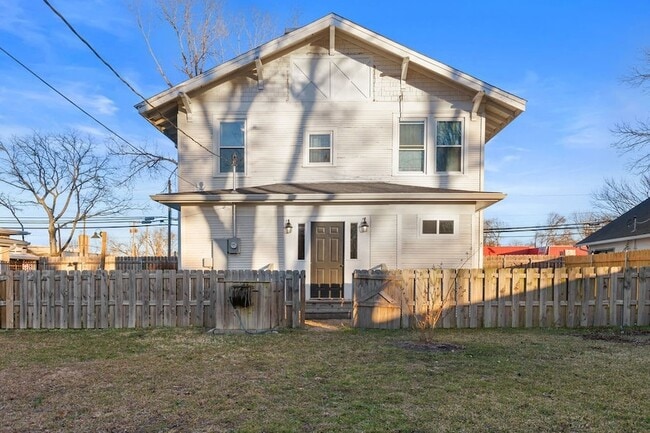 Building Photo - 915 N Center St