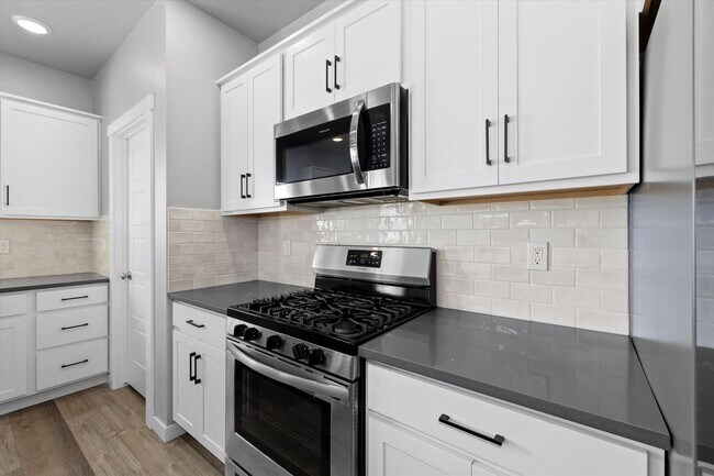 Building Photo - 3 bed, 3 bath with over 2000 sq ft!