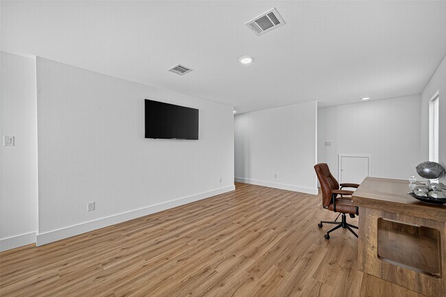 Building Photo - 27615 Village Cir Dr