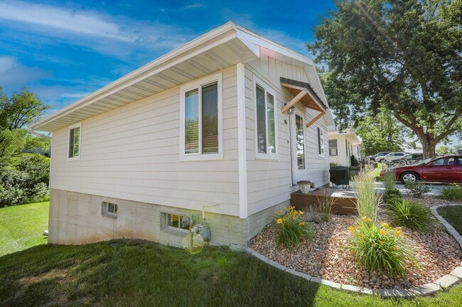 Building Photo - Rent: 3 bed unit 2 Bath