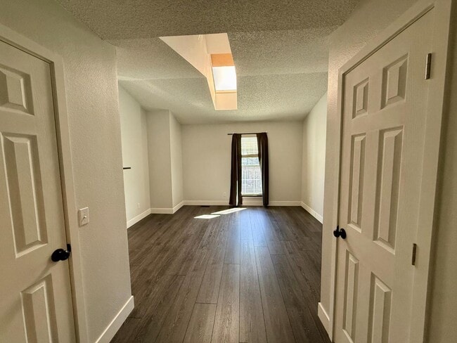 Building Photo - 3646 Queen Anne Way