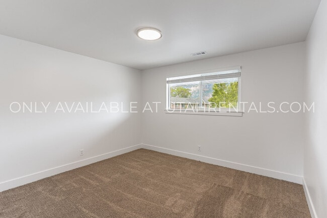 Building Photo - 1050 W 1050 S