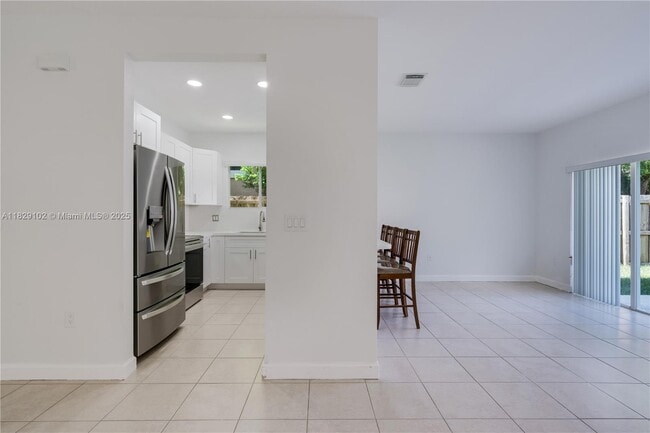 Building Photo - 383 NE 34th Terrace