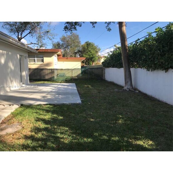 Building Photo - 10525 SW 77th Ct