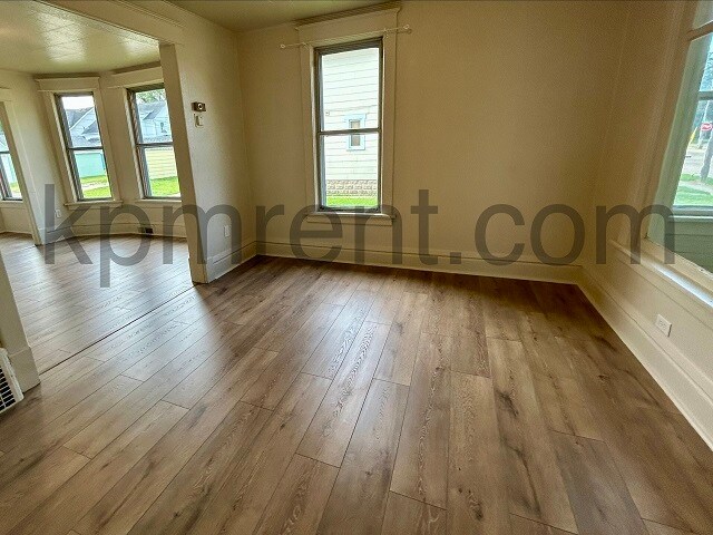 Building Photo - 506 7th St NE