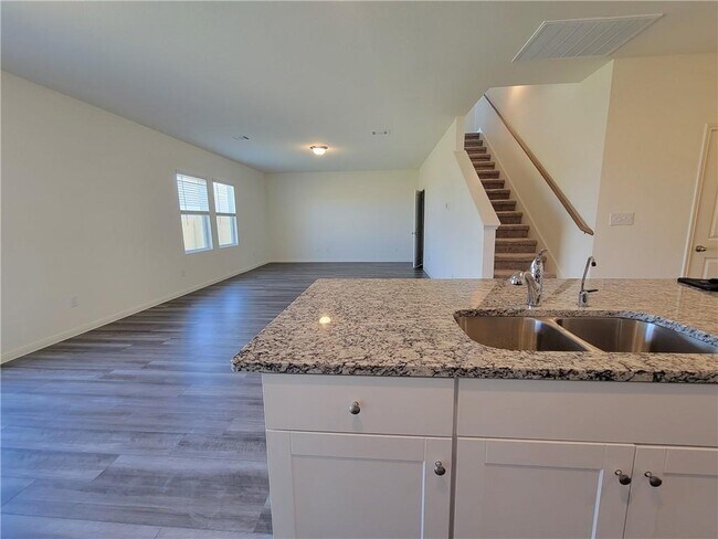 Building Photo - 421 Wren Ln