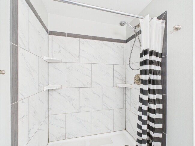 Building Photo - Gorgeous 4/3 in Quiet Neighborhood Utiliti...