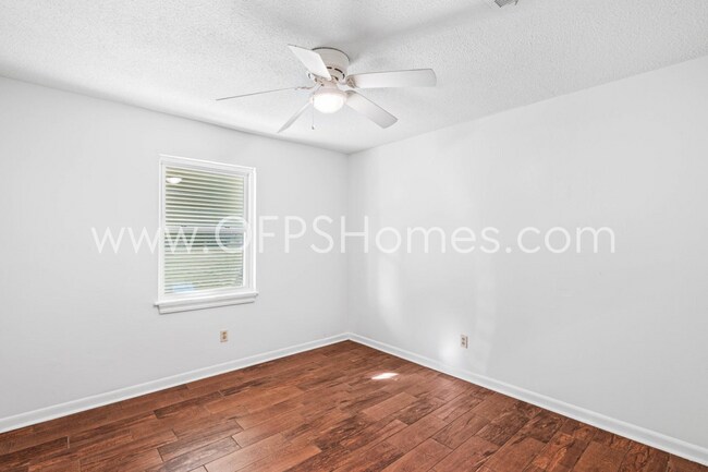 Building Photo - AVAILABLE NOW... 3/2 in Destin!!