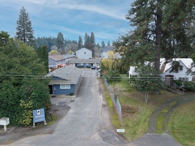 Building Photo - Recently upgraded 3 Bedroom! Washer/Dryer in unit!, Great Location! $500.00 Deposit OAC*!!