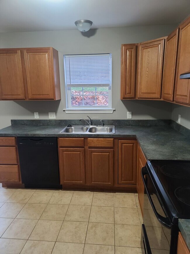 Building Photo - 3 bedroom,  2 1/2 bath town home in Waynesboro PA