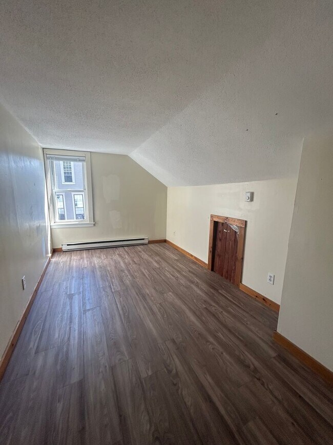 Building Photo - 156 Main St