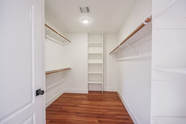 Building Photo - Fully Renovated 4 Bed/3.5Bath Home with Garage + Private Yard