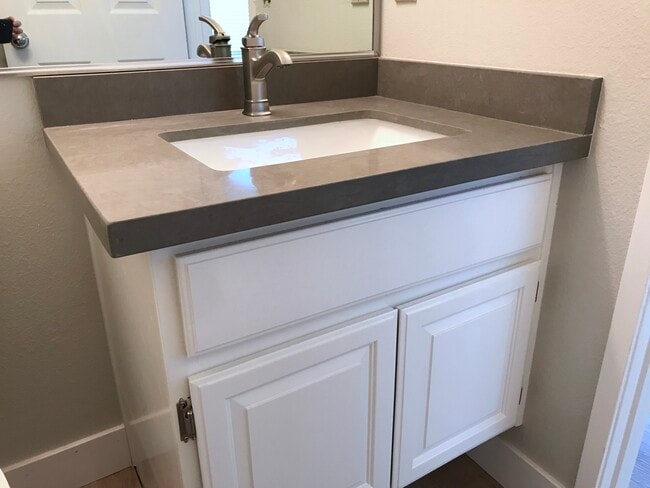 Guest bath new countertops - 28265 Via Fierro