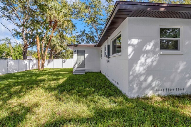 Building Photo - 2710 Boca Ciega Dr N