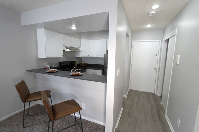 Building Photo - Kitchen island, fireplace, balcony and mor...