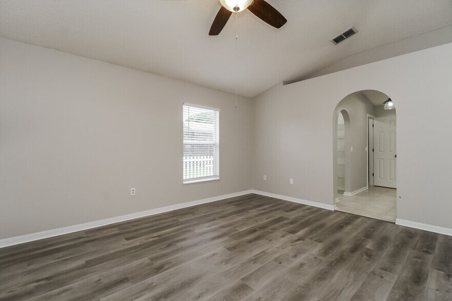 Building Photo - 932 Vanderbilt Dr