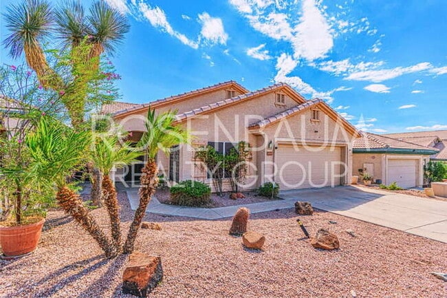 Building Photo - Gorgeous 3-bedrooms, 2-baths home in the d...