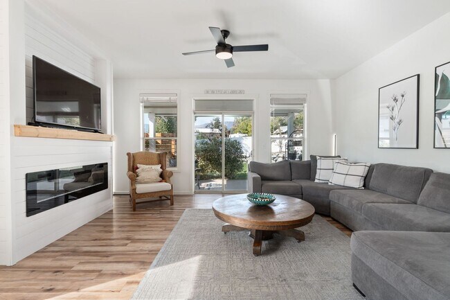 Building Photo - 3 Bedroom, 2 Bath Home