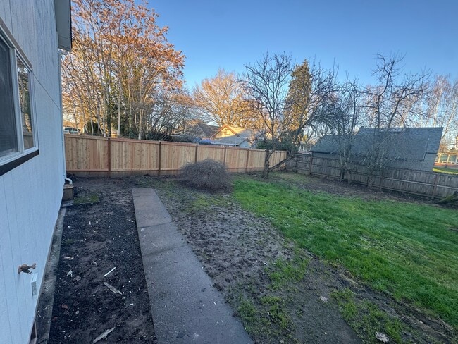 Building Photo - 449 SE 4th Ave