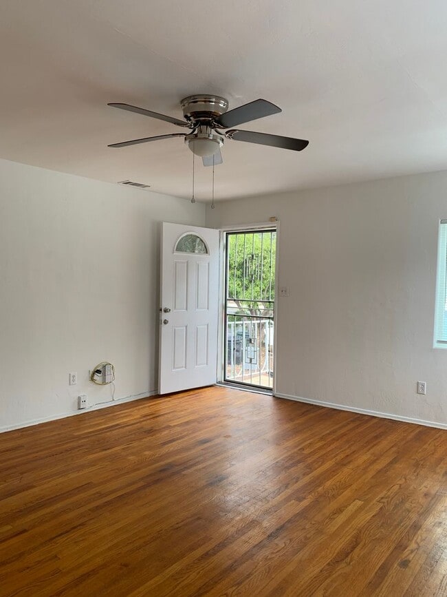 Building Photo - Spacious 2 bedroom