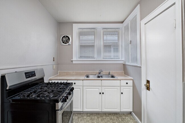 Building Photo - 6271-6273 Odell