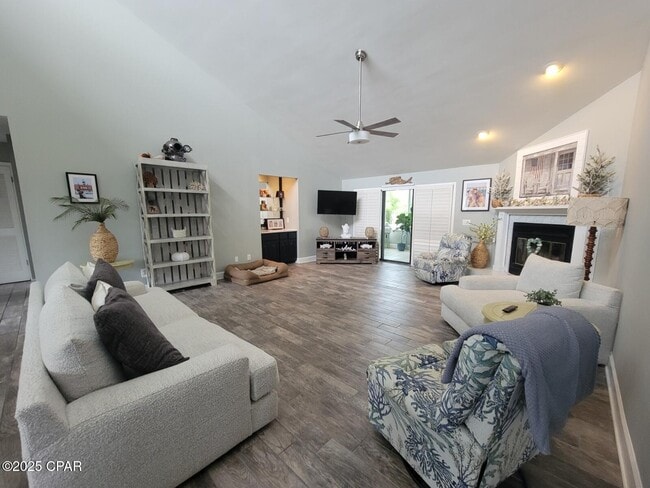Building Photo - 633 Amberjack Dr