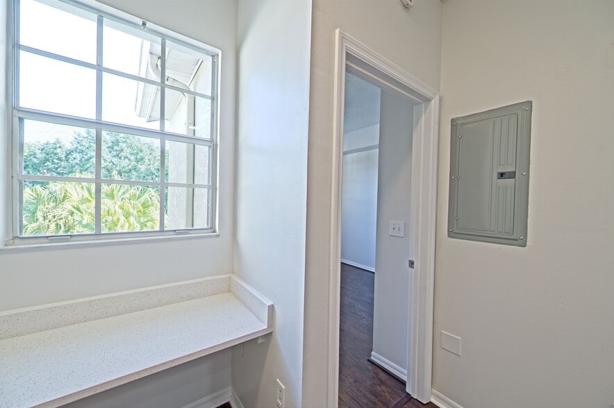 Built-In Desk - 5701 Bentgrass Dr