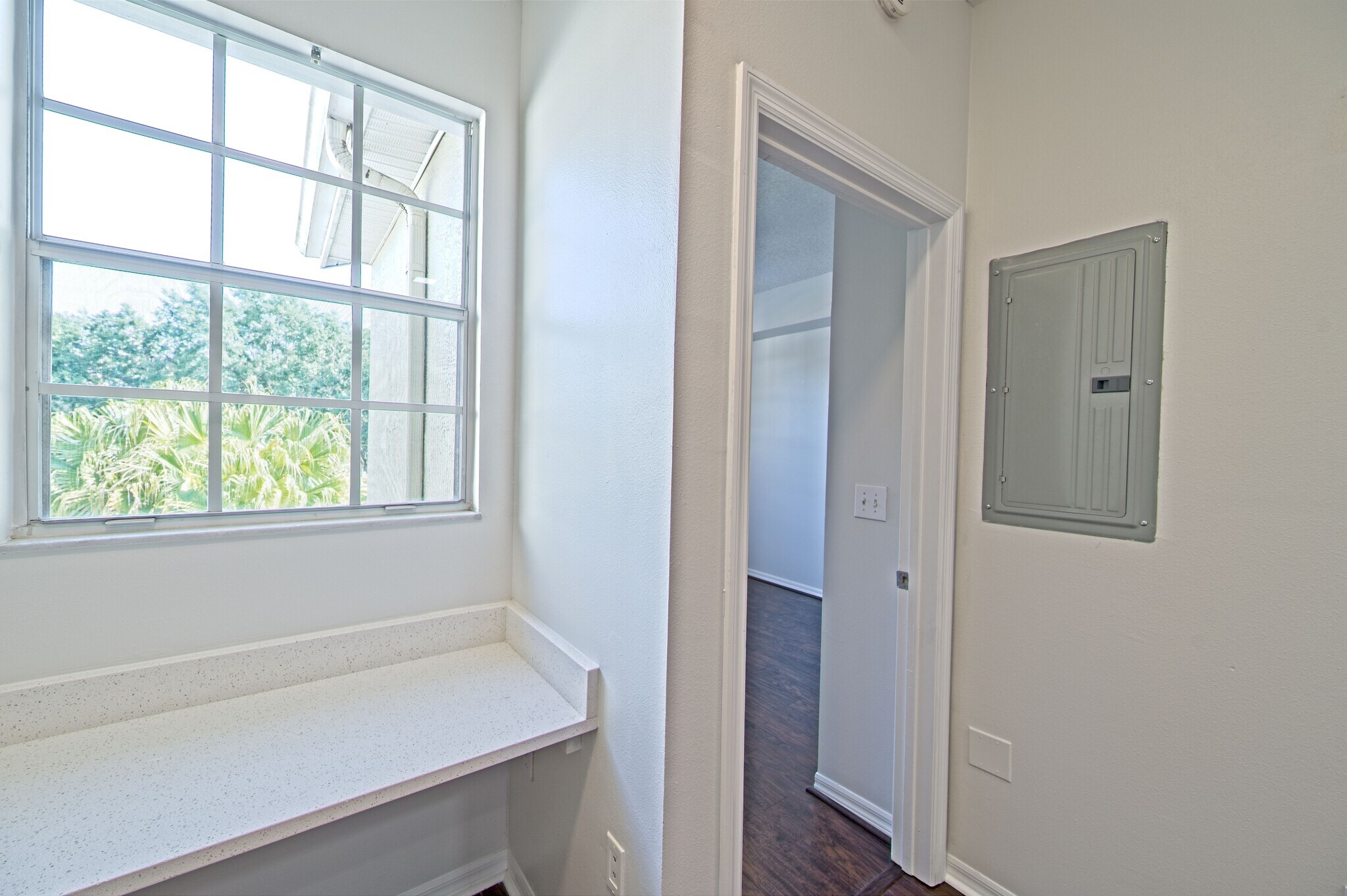 Built-In Desk - 5701 Bentgrass Dr