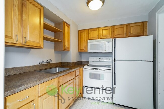 Building Photo - Two Bedroom Retreat with Hardwood Floors and Style