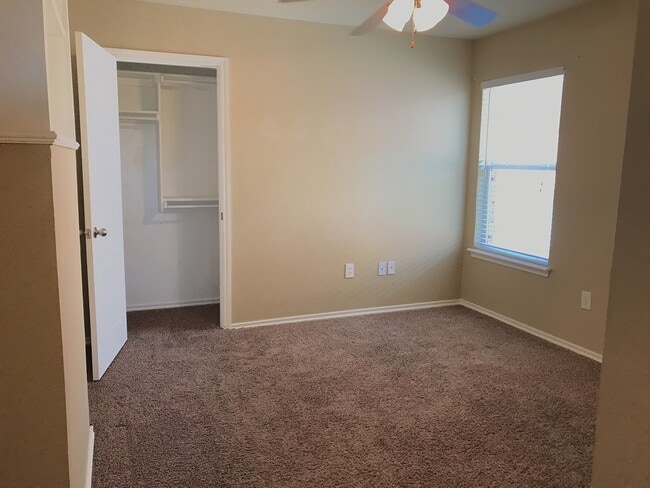 Building Photo - 4 bd/2 ba - Yukon adress - Mustang Schools