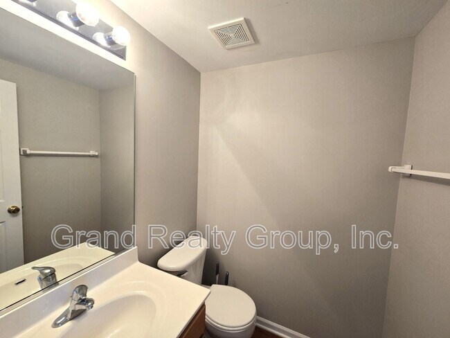 Building Photo - 652 S Rosehall Ln