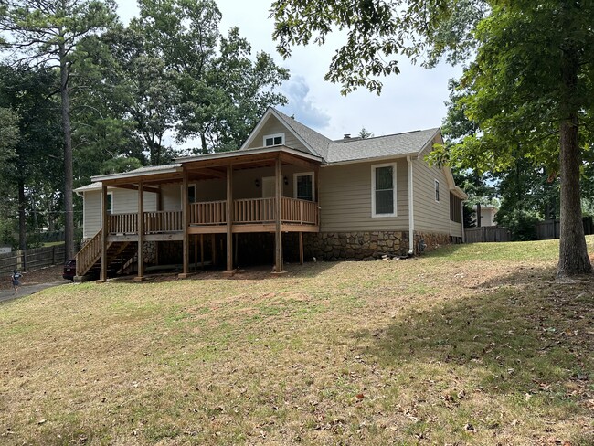 Primary Photo - 147 W Putnam Ferry Rd