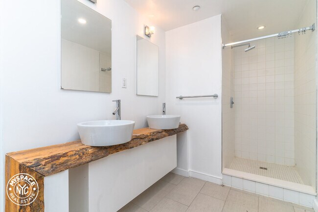 Building Photo - 474 Grand Ave