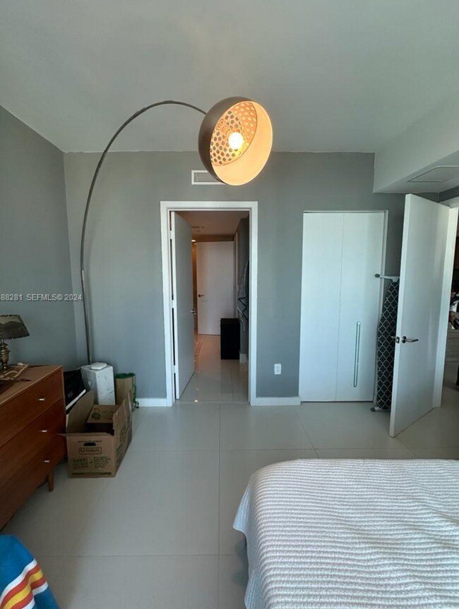 Building Photo - Enjoy this spacious 1-bedroom + DEN unit in an excellent location,