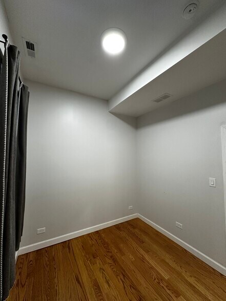 Bedroom 2 (Queen size) - 1908 S May St