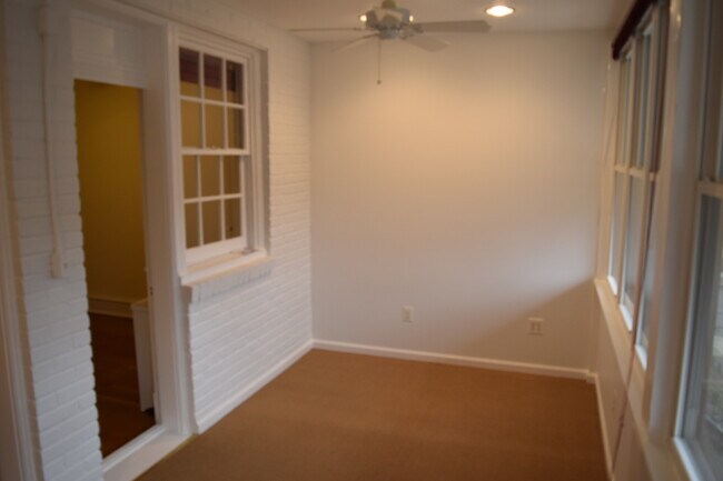 Building Photo - Regal Rowhome! 3 Beautiful Finished Levels!