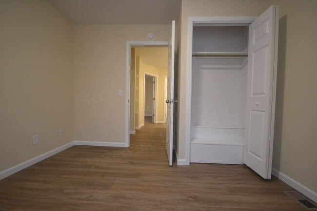 Building Photo - 3 Bed 1.5 Bath Duplex