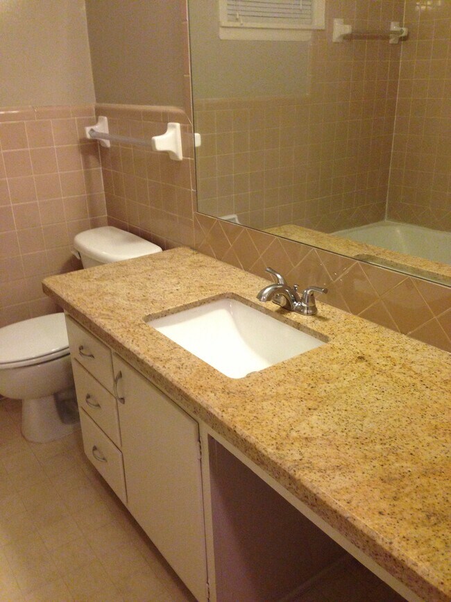 Building Photo - 108 Moss St