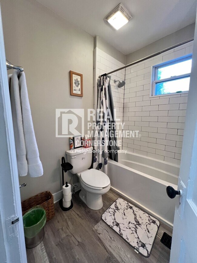 Building Photo - Cozy 2-Bedroom Near WMU & Downtown Kalamazoo!