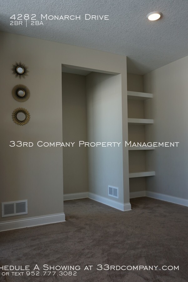Building Photo - Easy Living, One-Level Woodbury Villa!