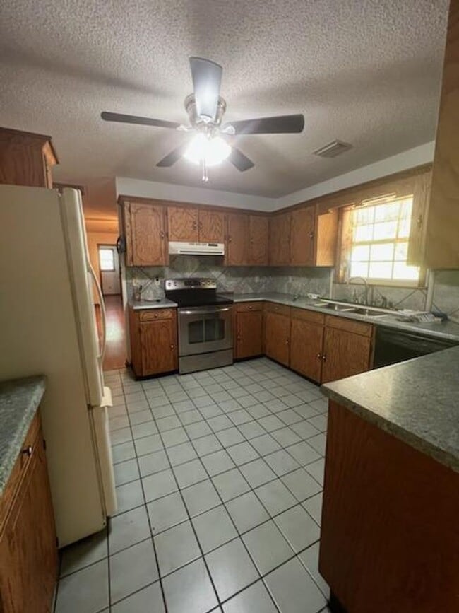 Building Photo - ***6 MONTH LEASE***Spacious Marion Rental!