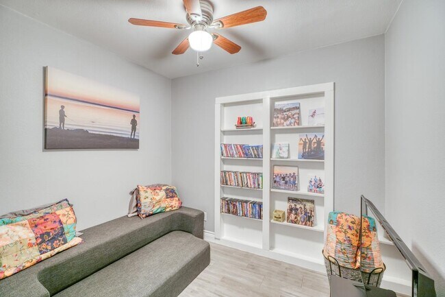 Building Photo - 724 S Chaparral